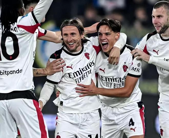 中甲冠军辽宁铁人队在沈阳故宫拍全家福：致敬历史，开启未来