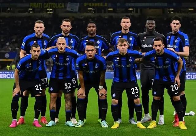 泰州举办“苏超泰州英雄大会”，市民夹道欢迎泰州队将士凯旋